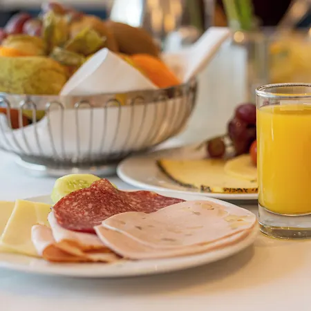 Fuchsbraeu فندق 4*
